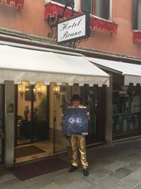 M. Wimmershoff vor dem Hotel Da Bruno in Venedig mit einem seiner Kunstwerke