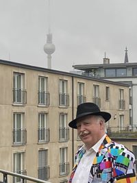 M. Wimmershoff auf der Dachterrasse des Victor's Residenz-Hotels Berlin mit dem Fernsehturm im Hintergrund
